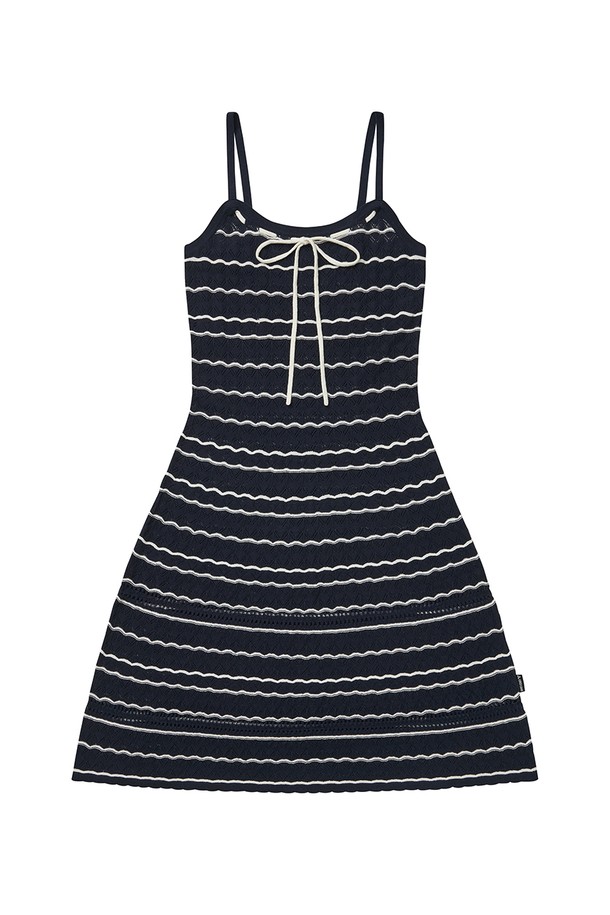 네이비 컬러의 크로셰 니트 원피스입니다. 부드러운 니트 소재로 제작되었으며, 시원한 봄, 여름 시즌에 착용하기 좋습니다. 캐주얼 스타일의 A라인 플레어 디자인으로 편안한 착용감을 선사합니다. 민소매에 스퀘어넥, 끈 디테일로 포인트를 더했으며, 단가라 스트라이프 패턴이 돋보입니다. 데이트룩, 여행룩, 휴가룩, 또는 미니멀하고 리조트 스타일을 연출하고 싶을 때 추천합니다.
