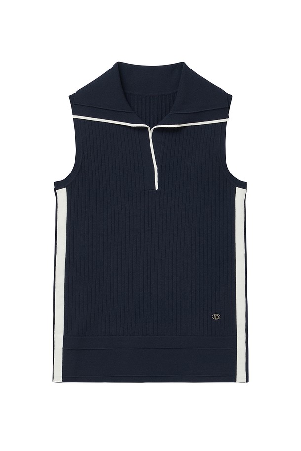 네이비 컬러의 골지 배색 카라 나시 니트입니다. 여름 시즌, 골프 및 일상에서 클래식하고 스포티한 무드를 연출하기 좋습니다. 얇은 두께감의 니트 소재로 제작되었으며, 레귤러 핏과 민소매 디자인이 특징입니다. 카라넥과 배색 디테일이 더해져 세련된 스타일을 완성합니다.
