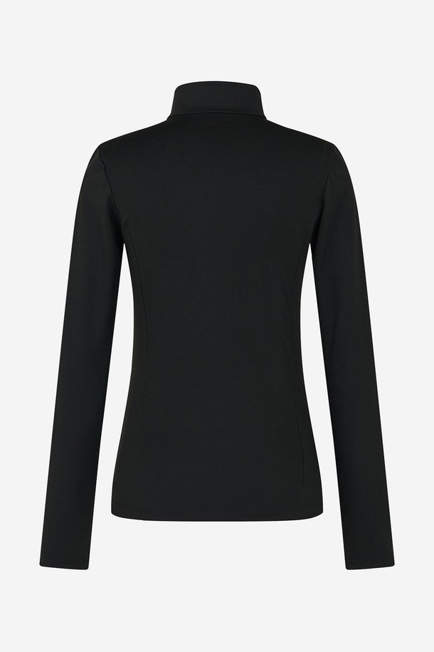 블랙 슬림 지퍼 카라넥 티셔츠는 여성 골프룩을 위한 이상적인 상의입니다. 봄, 여름, 가을에 착용하기 좋으며, 스포티하면서도 미니멀한 스타일을 연출합니다. 슬림핏 디자인과 차이나칼라 네크라인, 긴 소매 기장이 특징이며, 부드러운 촉감의 폴리에스테르 소재로 제작되었습니다. 얇은 두께감과 지퍼 여밈 방식, 흡습, 냉감, 신축성 기능을 갖춰 활동성을 높였습니다. 무지 패턴으로 어떤 하의와도 잘 어울립니다.
