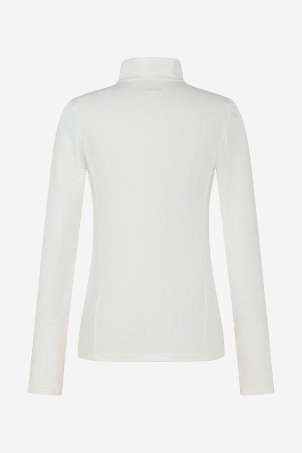 화이트 색상의 슬림 지퍼 카라넥 티셔츠입니다. 여성 골프룩 및 일상복으로 활용하기 좋으며, 봄, 여름에 적합한 얇은 두께의 긴소매 티셔츠입니다. 부드러운 폴리에스테르 소재로 제작되었으며, 슬림핏 디자인에 차이나칼라와 지퍼 디테일이 특징입니다. 흡습 및 냉감 기능으로 쾌적한 착용감을 선사하며, 스포티, 미니멀, 클래식한 스타일을 연출할 수 있습니다.
