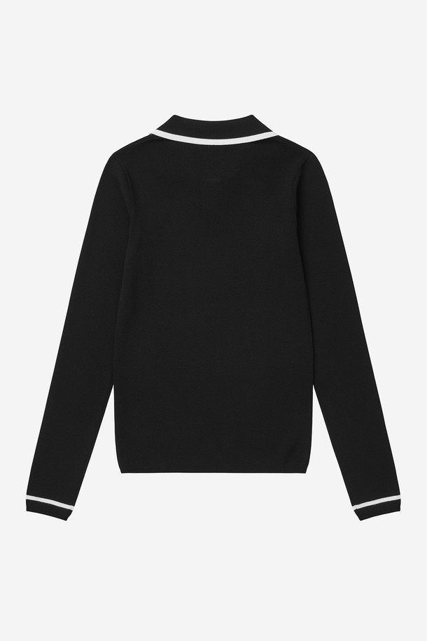 블랙 컬러의 라인 배색 카라 니트입니다. 여성 골프룩에 적합하며, 봄, 가을 시즌에 착용하기 좋습니다. 클래식한 스타일의 레귤러핏으로, 부드러운 니트 소재에 배색 디테일이 더해져 세련된 느낌을 줍니다. 긴 소매와 카라넥 디자인이 특징이며, 중간 두께감으로 간절기에 활용하기 좋습니다.
