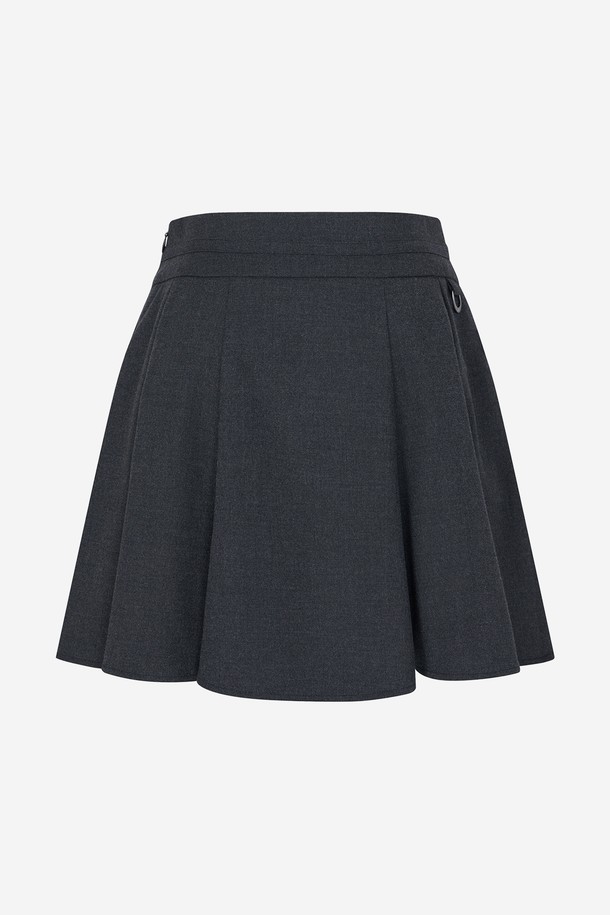 메탈 로고 A라인 플리츠 스커트 CHARCOAL는 여성 골프 및 일상용으로 제작된 스커트입니다. 차콜 컬러의 이 스커트는 사계절 내내 착용 가능하며, 스포티하면서도 베이직한 스타일을 연출합니다. 폴리에스테르, 레이온, 스판덱스 혼방 소재로 제작되어 부드러운 촉감과 신축성을 제공하며, 활동성을 고려한 디자인이 특징입니다. A라인 플리츠 디자인으로 플레어 치마 타입이며, 슬림핏 또는 레귤러핏으로 연출할 수 있습니다. 메탈 로고 장식과 이너팬츠 안감이 더해져 기능성과 스타일을 동시에 만족시키는 제품입니다.
