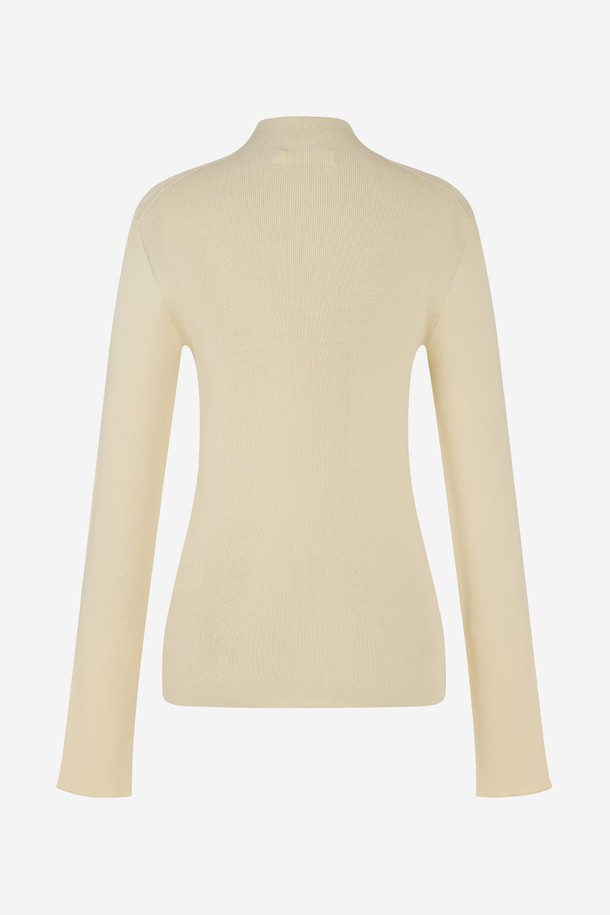 **홀가먼트 모크넥 니트 BEIGE**는 가을, 겨울에 골프 및 일상에서 활용하기 좋은 여성용 상의입니다. 부드러운 울 소재로 제작되어 뛰어난 보온성을 제공하며, 미니멀하고 클래식한 스타일을 연출합니다. 레귤러핏으로 편안하게 착용 가능하며, 모크넥 디자인과 긴 소매가 특징입니다. 홀가먼트 패턴으로 제작되어 깔끔하고 세련된 외관을 자랑합니다. 베이지 컬러로 다양한 하의와 매치하기 용이하여 활용도가 높습니다.
