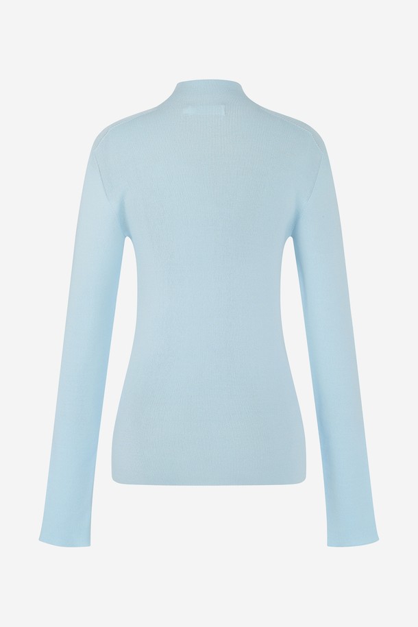 세련된 골프룩을 완성할 홀가먼트 모크넥 니트입니다. 부드러운 니트 소재로 제작되어 뛰어난 착용감을 선사하며, 가을, 겨울 시즌에 따뜻하게 입을 수 있습니다. 베이직한 디자인에 레귤러핏으로 편안하게 즐길 수 있으며, 블루 컬러가 산뜻함을 더합니다. 홀가먼트 기법으로 제작되어 봉제선 없이 깔끔한 실루엣을 연출합니다. 골프 활동 시에도 스타일리시함을 놓치지 않도록 디자인되었습니다.
