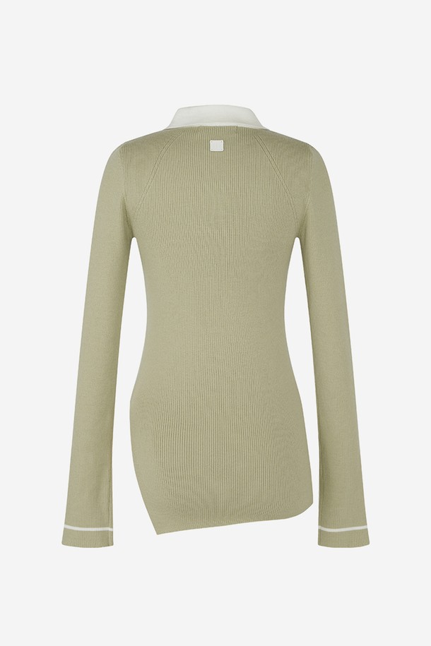 사선 슬릿 골지 카라 니트는 여성 골프 및 일상 착용에 적합한 상의입니다. 카키 및 브라운 컬러로 출시되었으며, 봄, 가을 시즌에 어울리는 중간 두께의 긴 소매 니트입니다. 레귤러핏으로 캐주얼, 스포티, 클래식 스타일을 연출할 수 있습니다. 부드러운 촉감의 아크릴, PBT, 나일론 혼방 소재에 골지 패턴이 돋보입니다. 사선 슬릿 디테일, 가죽 패치, 로고 디테일, 콘트라스트 라인이 특징이며, PBT 원사 사용으로 내구성과 형태 유지력이 우수합니다.
