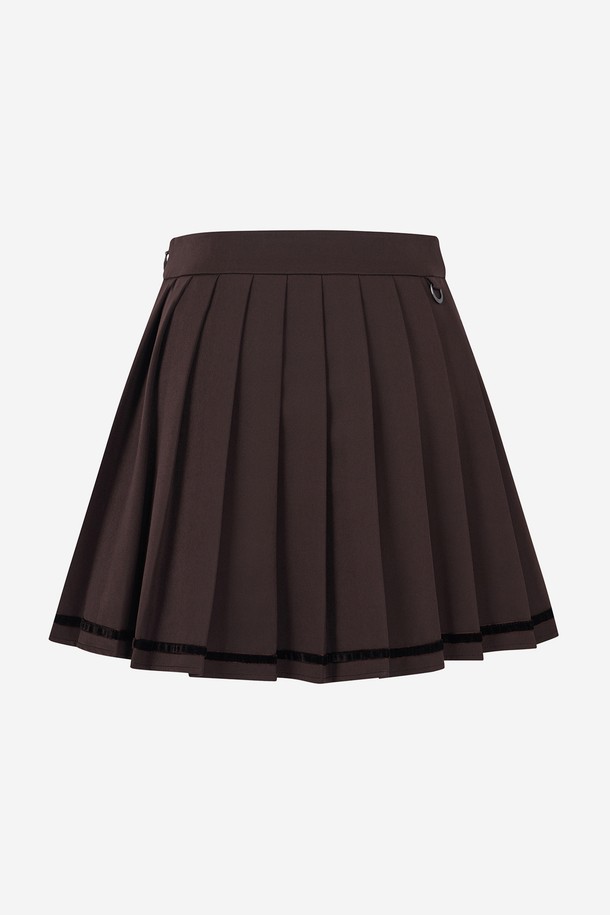 세련된 라인 플리츠 스커트 BROWN입니다. 부드러운 폴리에스테르 소재로 제작되어 편안한 착용감을 선사하며, 봄, 가을 시즌에 적합합니다. 클래식과 스포티한 무드를 동시에 연출하며, A라인 플리츠 디자인으로 여성스러운 실루엣을 강조합니다. 골프 라운딩 또는 일상에서도 활용 가능한 미니스커트로, 다양한 스타일을 연출할 수 있습니다. 브라운 컬러의 무지 디자인으로 어떤 상의와도 잘 어울립니다.

