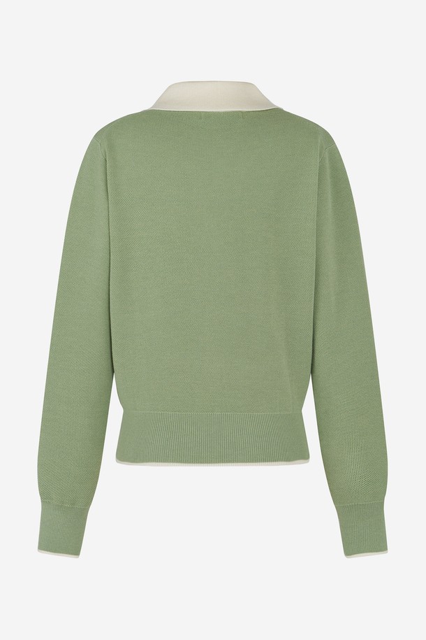 "시그니쳐" 배색 카라 긴팔 니트 L/KHAKI는 클래식한 무드의 여성 니트입니다. 카키와 버건디 배색이 돋보이며, 골프, 일상 등 다양한 TPO에 활용 가능합니다. 두꺼운 두께감으로 가을, 겨울 시즌에 적합하며, 부드러운 촉감이 특징입니다. 카라 부분에는 시그니처 심볼 자수 디테일이 들어가 있으며, 소매 롤업 시 자연스러운 주름이 연출됩니다. 신축성 있는 니트 구조로 편안하게 착용할 수 있습니다.
