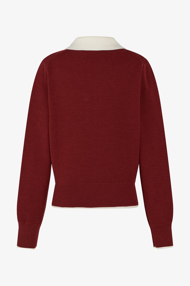 "시그니쳐 배색 카라 긴팔 니트 BURGUNDY"는 클래식하고 미니멀한 스타일을 추구하는 여성들을 위한 상의입니다. 가을과 겨울 시즌에 적합하며, 부드러운 촉감의 폴리에스테르, 아크릴, 나일론, 울 혼방 소재로 제작되었습니다. 레귤러핏과 슬림핏 두 가지로 출시되어, 취향에 맞게 선택할 수 있습니다. 버건디 컬러의 무지 디자인에 시그니처 심볼 자수 디테일이 더해져 고급스러움을 더합니다. 골프룩, 오피스룩, 겨울 데일리룩 등 다양한 TPO에 활용 가능하며, 소매 롤업 시 자연스러운 주름 실루엣이 연출됩니다.
