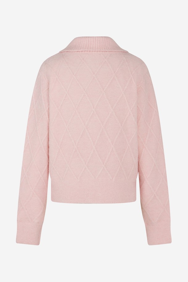 핑크 컬러의 케이블 방풍 집업 니트입니다. 여성 골프 및 일상복으로 활용 가능하며, 봄, 가을, 겨울 세 계절 모두 착용할 수 있습니다. 부드러운 니트 소재로 제작되었으며, 촘촘한 케이블 패턴과 레귤러핏 디자인으로 캐주얼하면서도 스포티한 스타일을 연출합니다. 두꺼운 두께감과 방풍 기능으로 추운 날씨에도 따뜻하게 몸을 보호해 주며, 집업 디자인으로 간편하게 착용할 수 있습니다.
