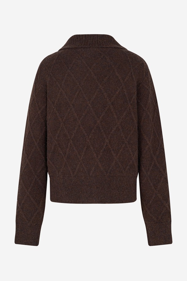 브라운 컬러의 케이블 패턴이 돋보이는 여성용 방풍 집업 니트입니다. 가을, 겨울 시즌에 골프 및 일상에서 캐주얼하고 스포티한 스타일을 연출하기 좋습니다. 부드러운 촉감의 두꺼운 니트 소재로 제작되어 따뜻하게 착용할 수 있으며, 하이넥 디자인과 집업 스타일로 보온성을 높였습니다. 레귤러핏으로 편안하게 착용 가능하며, 골프웨어로도 활용할 수 있습니다. 긴 소매 기장의 크롭 기장으로 세련된 핏을 선사합니다.
