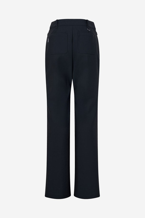 엘라스틱 본딩 부츠컷 슬랙스 BLACK는 여성 골프룩과 일상룩에 모두 활용 가능한 슬랙스입니다. 베이직한 스타일의 블랙 컬러로, 사계절 내내 착용하기 좋습니다. 부드러운 촉감의 폴리에스테르 소재로 제작되었으며, 레귤러핏 부츠컷 디자인이 다리 라인을 더욱 돋보이게 합니다. 엘라스틱 밴딩 처리로 편안한 착용감을 선사하며, 미니멀하고 클래식한 스타일을 연출하기에 적합합니다.
