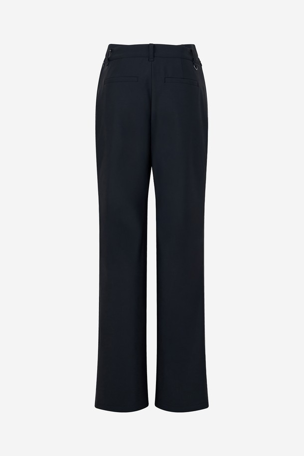 엘라스틱 본딩 스트레이트 슬랙스 BLACK는 여성 고객을 위한 슬랙스입니다. 고급스러운 블랙 컬러의 이 바지는 봄, 가을 시즌에 적합하며, 미니멀하고 베이직한 스타일을 연출합니다. 폴리에스터 소재로 제작되어 부드러운 촉감을 제공하며, 레귤러 핏과 스트레이트 바지 핏으로 편안한 착용감을 선사합니다. 엘라스틱 밴딩 처리로 활동성을 높였으며, 골프룩 또는 출근룩 등 다양한 TPO에 활용 가능합니다.
