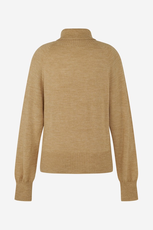 베이지 컬러의 앙고라 스탠 카라 홀가먼트 니트입니다. 부드러운 촉감의 앙고라 소재로 제작되어 가을, 겨울 시즌에 따뜻하게 착용할 수 있습니다. 레귤러핏으로 제작되었으며, 베이직하고 클래식한 스타일을 연출하여 골프룩 또는 일상복으로 활용하기 좋습니다. 홀가먼트 기법으로 제작되어 편안한 착용감을 선사하며, 긴 소매와 두꺼운 두께감으로 보온성을 높였습니다. 미니멀한 디자인으로 다양한 하의와 매치하여 스타일리시한 룩을 완성해보세요.
