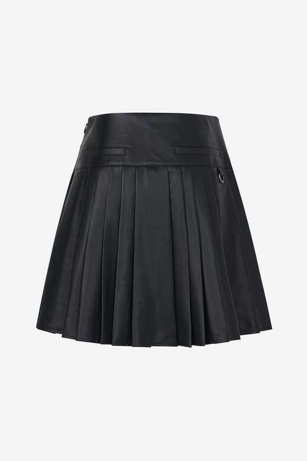 FAUX 레더 플리츠 스커트 BLACK는 여성 골프 및 일상용으로 적합한 미니스커트입니다. 부드러운 촉감의 인조 가죽 소재로 제작되었으며, A라인 핏과 플리츠 디자인이 특징입니다. 사계절 모두 착용 가능하며, 미니멀하고 클래식한 스타일을 연출합니다. 블랙 색상으로 어떤 상의와도 쉽게 매치하여 다양한 스타일을 완성할 수 있습니다. 특히 골프룩에 세련됨을 더해주는 아이템입니다.
