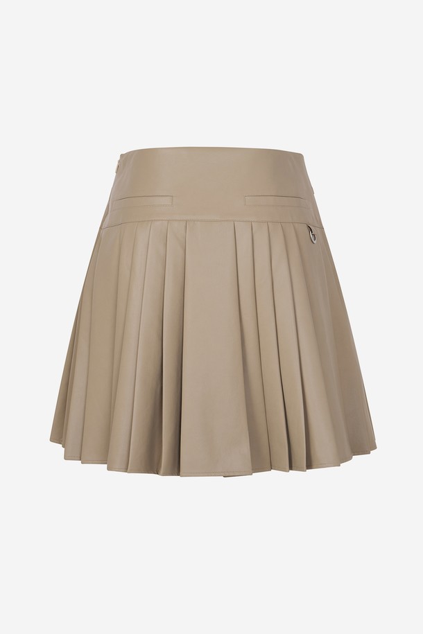 베이직하면서도 세련된 무드의 FAUX 레더 플리츠 스커트 베이지입니다. 봄, 가을 시즌에 적합하며, 미니멀하고 클래식한 스타일을 연출할 수 있습니다. 얇은 두께감의 인조 가죽 소재로 제작되어 뻣뻣한 촉감이 특징이며, 레귤러 핏으로 편안하게 착용 가능합니다. 골프웨어는 물론, 일상에서도 활용하기 좋은 플리츠 미니스커트입니다.
