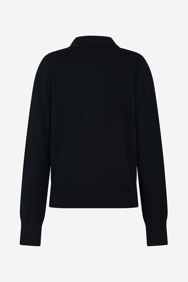 캐시미어 라운드 넥 카라 니트 BLACK는 여성 골프룩 또는 일상복으로 활용하기 좋은 니트입니다. 부드러운 촉감의 캐시미어 소재로 제작되어 가을, 겨울 시즌에 따뜻하게 착용할 수 있습니다. 레귤러핏에 라운드 넥과 카라 디테일이 더해져 베이직하면서도 클래식한 스타일을 연출합니다. 무지 디자인과 긴소매로 어떤 하의와도 잘 어울리며, 미니멀한 무드를 선호하는 분들께 추천합니다. 두께감 있는 소재로 보온성을 높였습니다.
