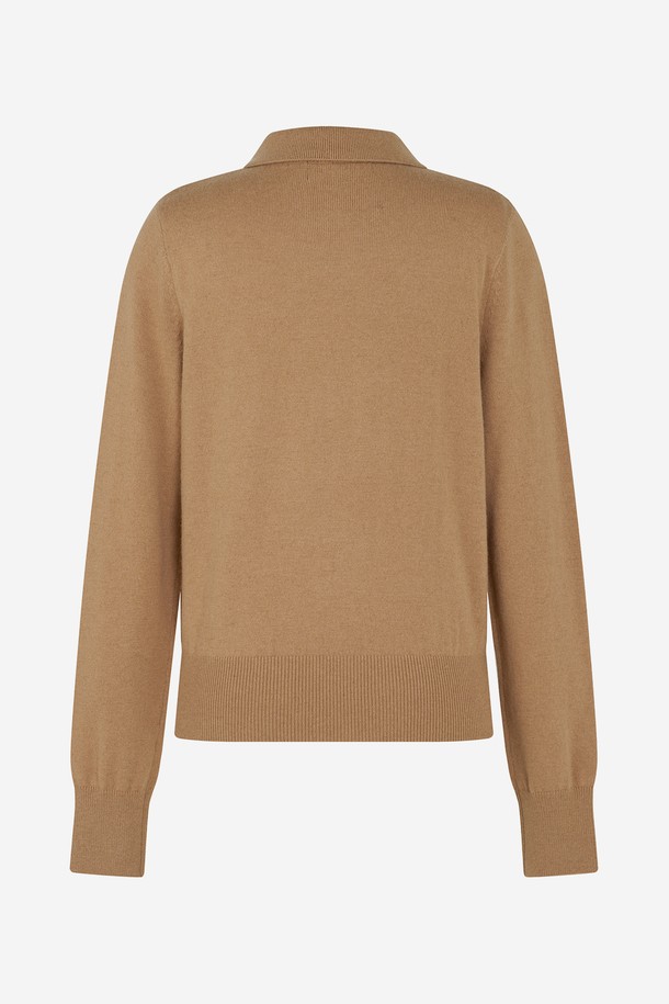 캐시미어 라운드 넥 카라 니트 BEIGE는 여성 골프 및 일상용으로 적합한 니트입니다. 가을, 겨울 시즌에 어울리는 두꺼운 두께감의 레귤러핏 긴소매 니트로, 부드러운 촉감의 캐시미어 소재로 제작되었습니다. 베이직하고 클래식한 스타일의 무지 디자인이며, 라운드 넥 카라가 특징입니다. 골프웨어 스타일 연출에도 용이하여, 미니멀한 스타일을 선호하는 고객에게 추천합니다.
