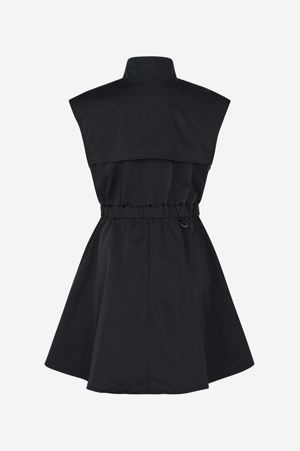 메모리 집업 원피스 BLACK은 캐주얼, 스포티, 미니멀 스타일을 추구하는 여성 의류입니다. 부드러운 촉감의 폴리에스테르 소재로 제작되어 봄, 가을에 적합하며, 플레어 디자인과 A라인 치마핏이 특징입니다. 하이넥 스탠드 칼라와 집업 여밈 방식이 세련된 분위기를 더하며, 민소매 기장과 얇은 두께로 편안한 착용감을 제공합니다. 일상 또는 산책룩으로 활용하기 좋으며, 블랙 컬러의 무지 디자인으로 다양한 스타일 연출이 용이합니다.
