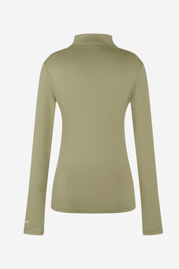 드레이프 모크넥 티셔츠 L/KHAKI는 여성용 상의로, 봄, 가을 시즌에 착용하기 좋습니다. 베이직한 스타일의 긴소매 티셔츠로, 슬림핏 디자인에 카키 컬러가 특징입니다. 골프 및 일상용으로 활용 가능하며, 드레이프 디테일이 돋보입니다. 모크넥 디자인으로 세련된 무드를 연출하며, 미니멀, 클래식, 캐주얼 스타일을 모두 소화할 수 있습니다.
