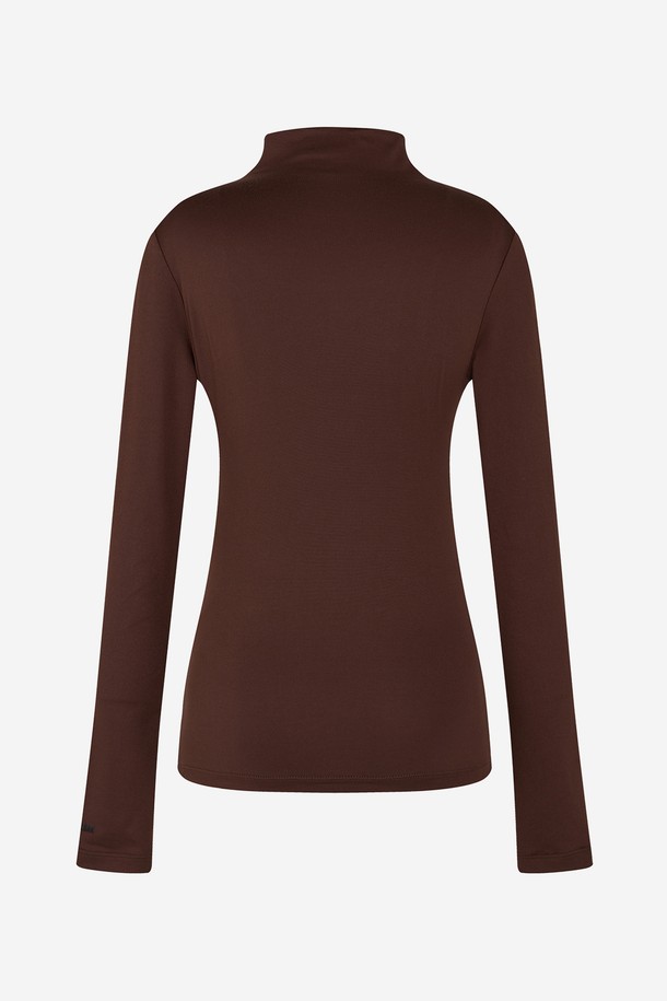부드러운 촉감의 브라운 드레이프 모크넥 티셔츠입니다. 가을, 겨울 시즌에 어울리는 여성 의류로, 베이직한 스타일을 추구하는 분들께 적합합니다. 레귤러핏과 긴소매 디자인으로 편안한 착용감을 선사하며, 골프룩과 일상복으로 모두 활용 가능합니다. 얇은 두께의 폴리에스테르 소재로 제작되어 드레이프 디테일이 돋보이는 디자인입니다. 미니멀, 클래식, 캐주얼 스타일을 즐겨 입는 분들께 추천합니다.
