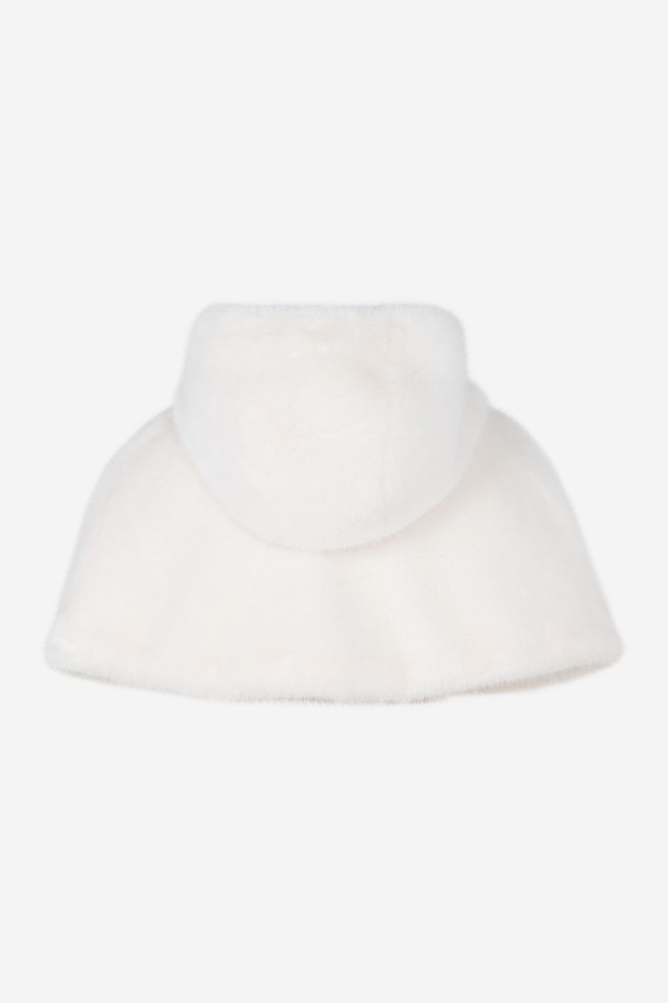 아이보리 컬러의 페이크 퍼(Faux Fur) 케이프 후드입니다. 부드러운 촉감의 두꺼운 퍼 소재로 제작되어 겨울철에도 따뜻하게 착용할 수 있습니다. 우아하고 엘레강스한 스타일을 연출하며, 루즈핏과 크롭 기장으로 편안함을 더했습니다. 골프룩 또는 일상룩에 매치하여 클래식, 미니멀, 로맨틱 무드를 표현해보세요. 민소매 디자인과 집업 여밈 방식으로 간편하게 착용 가능합니다.
