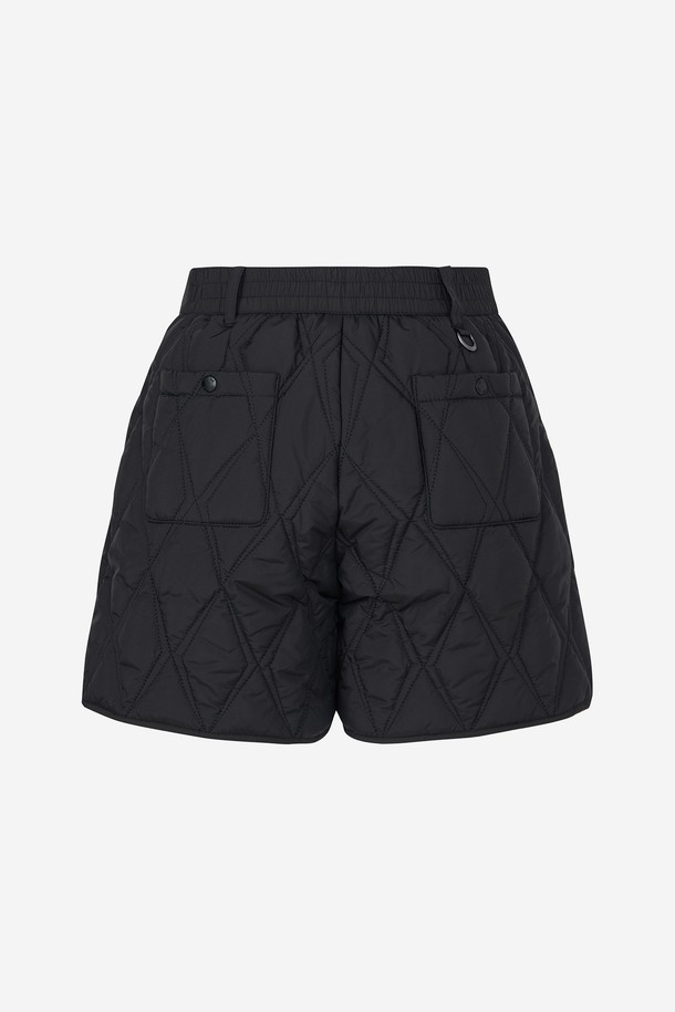 네오 다이아 퀼팅 숏팬츠 BLACK는 여성 골프룩을 위한 스포티하고 캐주얼한 스타일의 숏팬츠입니다. 봄, 가을 시즌에 적합하며, 두꺼운 두께감과 부드러운 촉감의 폴리에스테르 소재로 제작되었습니다. 다이아몬드 퀼팅 패턴이 돋보이며, 레귤러핏으로 편안한 착용감을 제공합니다. 밴딩 처리와 포켓 디테일로 활동성과 실용성을 모두 갖춘 아이템입니다.
