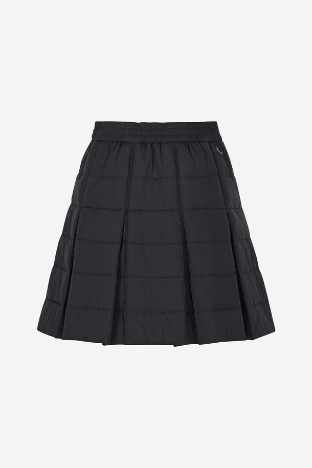 블랙 컬러의 라이트 패딩 스커트입니다. 여성 골프 및 스포츠 활동에 적합하며, 겨울철 따뜻하게 착용할 수 있습니다. A라인 플리츠 디자인으로 활동성을 높였으며, 부드러운 폴리에스테르 소재와 두꺼운 패딩 안감으로 보온성을 더했습니다. 스포티하고 미니멀한 스타일을 연출하여 골프룩으로 활용하기 좋습니다. 
