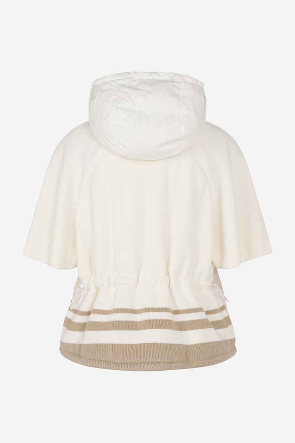 아이보리 컬러의 니트 하이브리드 다운 점퍼입니다. 여성용으로, 스포티, 캐주얼, 미니멀 스타일을 모두 아우르는 디자인입니다. 골프와 일상에서 모두 활용 가능하며, 겨울철 보온성을 책임집니다. 부드러운 니트 소재와 가벼운 폴리에스테르 소재의 조화로 편안한 착용감을 제공하며, 하이브리드 구성과 다운 충전재로 보온성을 높였습니다. 크롭 기장의 레귤러핏 집업 스타일로, 어떤 옷에도 쉽게 매치할 수 있습니다.
