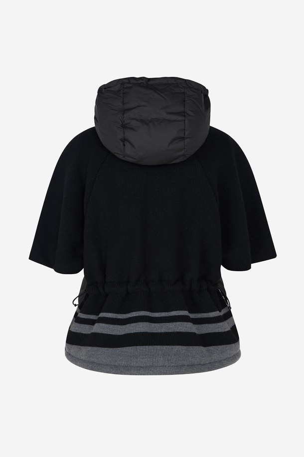 니트 하이브리드 다운 점퍼 BLACK은 여성 골프룩과 일상 모두에 활용 가능한 아우터입니다. 블랙 컬러에 스포티함과 캐주얼 무드를 더했으며, 미니멀한 스타일을 추구하는 분들께 적합합니다. 니트와 폴리에스테르 소재의 조합으로 부드러운 촉감과 두꺼운 두께감을 제공하여 가을, 겨울철 보온성을 높였습니다. 집업 스타일의 크롭 기장이며, 후드 디자인과 하이브리드 기능으로 활동성과 스타일을 동시에 만족시킵니다. 긴 소매 기장의 레귤러핏 다운 점퍼로, 경량성을 더해 편안한 착용감을 선사합니다.
