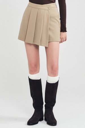 비대칭 플리츠 랩 숏팬츠 BEIGE_BEIGE-a