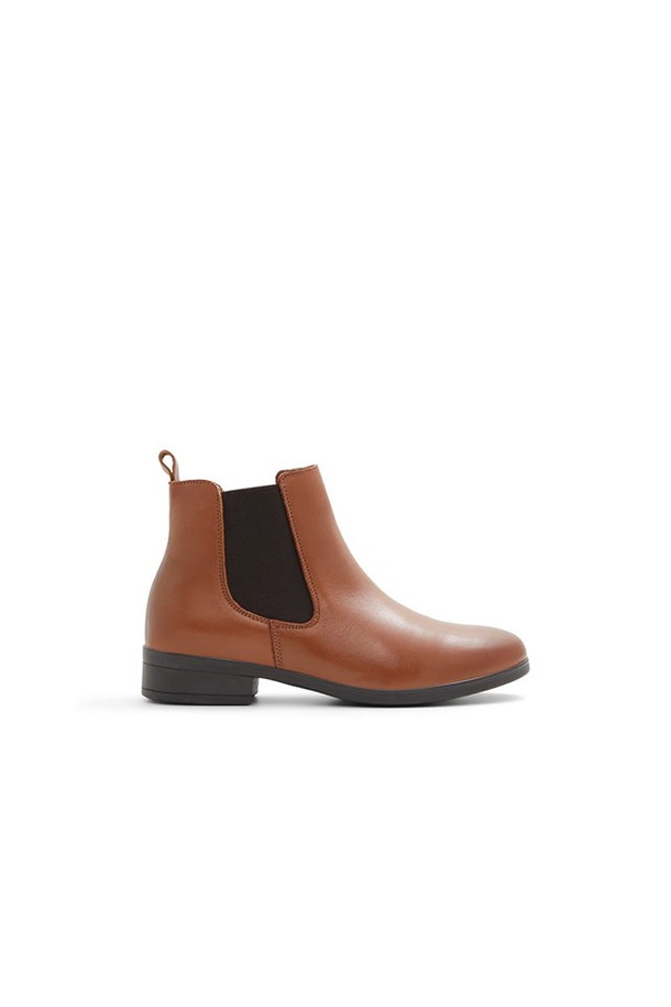 위코에니 앵클 부츠 - 코냑 ADB1B024FZ220는 가을, 겨울 시즌 일상생활과 출근룩에 잘 어울리는 여성용 앵클 부츠입니다. 라운드 토 디자인에 부드러운 가죽 소재로 제작되어 편안한 착용감을 선사합니다. 첼시 부츠 스타일의 사이드 고어 디테일은 시크하고 미니멀한 매력을 더하며, 로우힐 굽으로 안정적인 착화감을 제공합니다. 코냑 컬러의 무지 디자인은 다양한 스타일과 쉽게 매치할 수 있어 클래식한 매력을 선호하는 여성에게 추천합니다.
