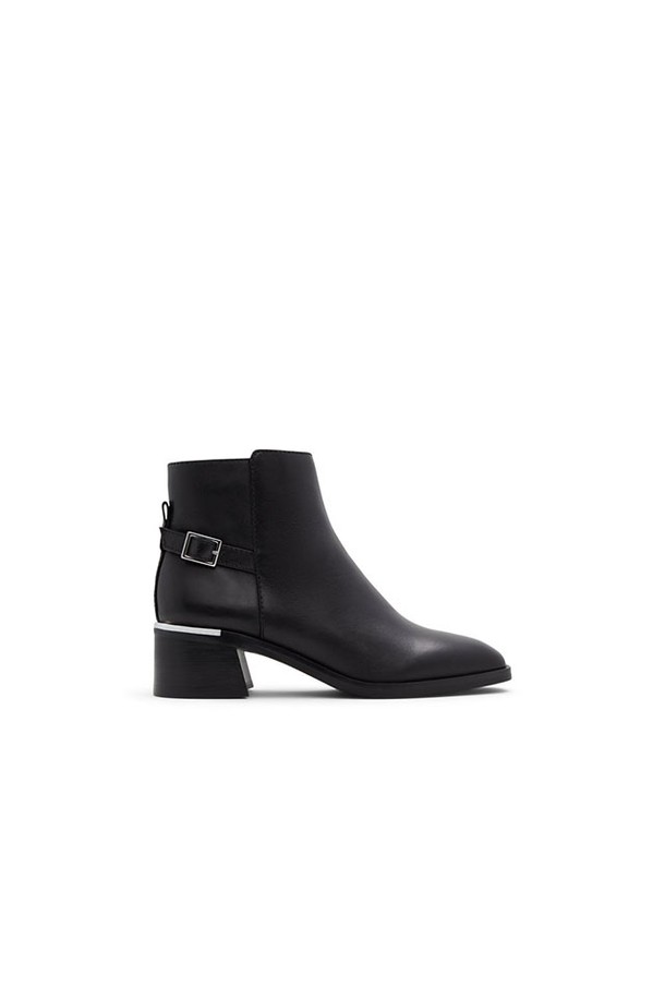 시라베스 필로우워크 앵클 부츠 - 블랙(ADB1B016FZ001)은 가을과 겨울에 어울리는 여성용 앵클 부츠입니다. 라운드 앞코에 블랙 컬러, 가죽 소재로 제작되어 세련된 느낌을 선사합니다. 로우힐 디자인과 버클 디테일은 클래식, 미니멀, 시크한 스타일을 연출하며, 출근룩, 오피스룩, 모임룩 등 다양한 TPO에 활용 가능합니다. 무지 패턴으로 심플하고 베이직한 디자인이 특징입니다. 편안한 착용감과 시크한 스타일을 동시에 만족시키는 아이템입니다.
