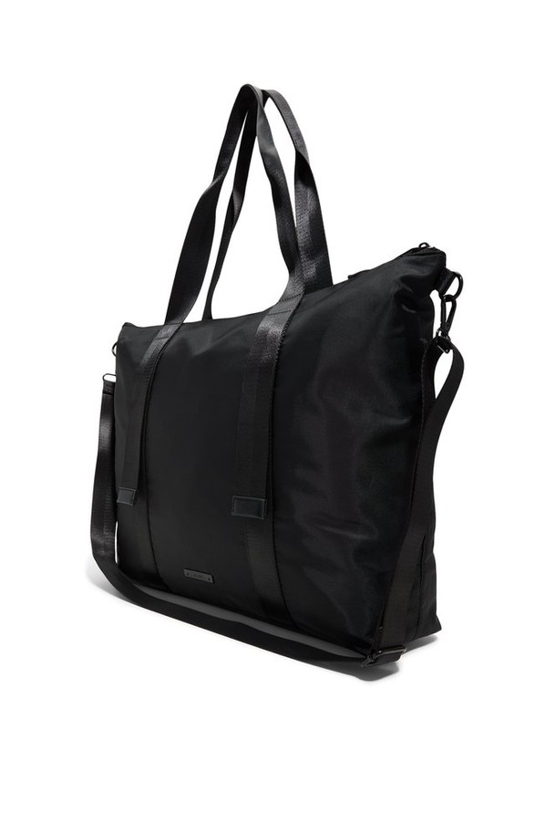 알바나렐(Albanarel) 토트 백 - 블랙/블랙 ADB2H166HZ008는 여성용 라지 사이즈 토트 백입니다. 미니멀하고 베이직한 스타일로, 일상 및 출근룩에 적합합니다. 블랙 컬러의 무지 디자인이며, 나일론 소재로 제작되어 시크한 느낌을 줍니다. 손잡이와 숄더 스트랩, 지퍼형 잠금 방식이 특징이며, 크로스백으로도 활용 가능합니다. 사각형 쉐입으로 클래식한 무드를 더했습니다.
