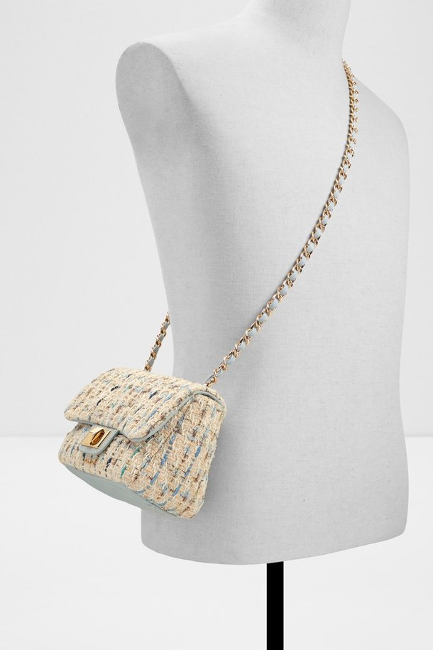 러블리 크로스 바디 - 라이트 블루 ADA1H132HZ450는 여성스러운 스타일을 완성하는 트위드 소재의 크로스백입니다. 라이트 블루 컬러에 미디엄 사이즈로, 데이트룩, 모임룩, 소개팅룩 등 다양한 TPO에 활용하기 좋습니다. 사각 쉐입에 체인 디자인 장식이 더해져 클래식, 걸리시, 미니멀 스타일을 모두 소화할 수 있습니다. 숄더 스트랩과 돌림 잠금 장치로 실용성을 높였습니다. 폴리우레탄 소재로 제작되어 부드러운 촉감과 은은한 광택을 선사합니다.
