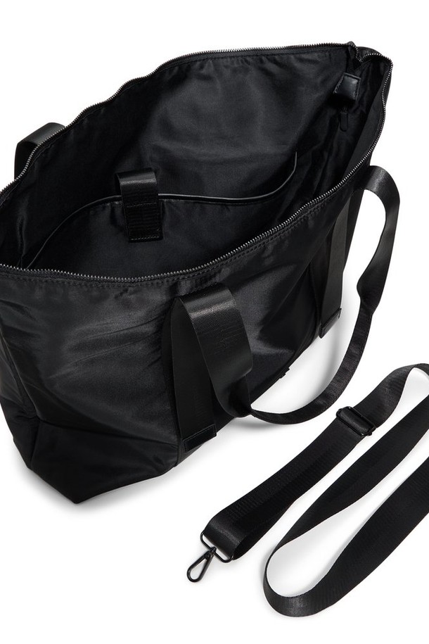 알바나렐(Albanarel) 토트 백 - 블랙/블랙 ADB2H166HZ008는 여성용 라지 사이즈 토트 백입니다. 미니멀하고 베이직한 스타일로, 일상 및 출근룩에 적합합니다. 블랙 컬러의 무지 디자인이며, 나일론 소재로 제작되어 시크한 느낌을 줍니다. 손잡이와 숄더 스트랩, 지퍼형 잠금 방식이 특징이며, 크로스백으로도 활용 가능합니다. 사각형 쉐입으로 클래식한 무드를 더했습니다.
