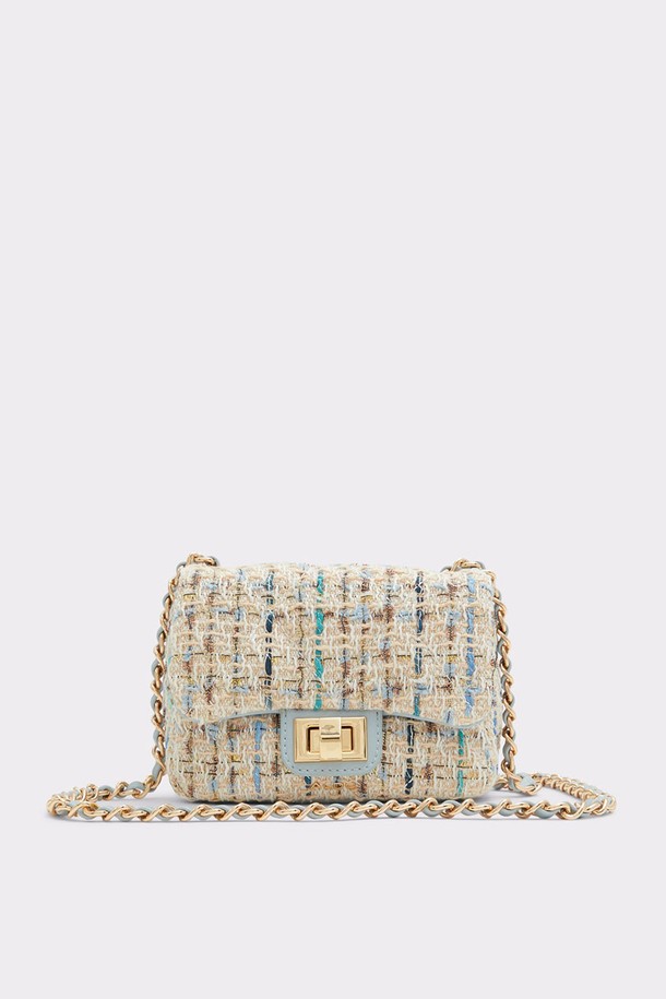 러블리 크로스 바디 - 라이트 블루 ADA1H132HZ450는 여성스러운 스타일을 완성하는 트위드 소재의 크로스백입니다. 라이트 블루 컬러에 미디엄 사이즈로, 데이트룩, 모임룩, 소개팅룩 등 다양한 TPO에 활용하기 좋습니다. 사각 쉐입에 체인 디자인 장식이 더해져 클래식, 걸리시, 미니멀 스타일을 모두 소화할 수 있습니다. 숄더 스트랩과 돌림 잠금 장치로 실용성을 높였습니다. 폴리우레탄 소재로 제작되어 부드러운 촉감과 은은한 광택을 선사합니다.
