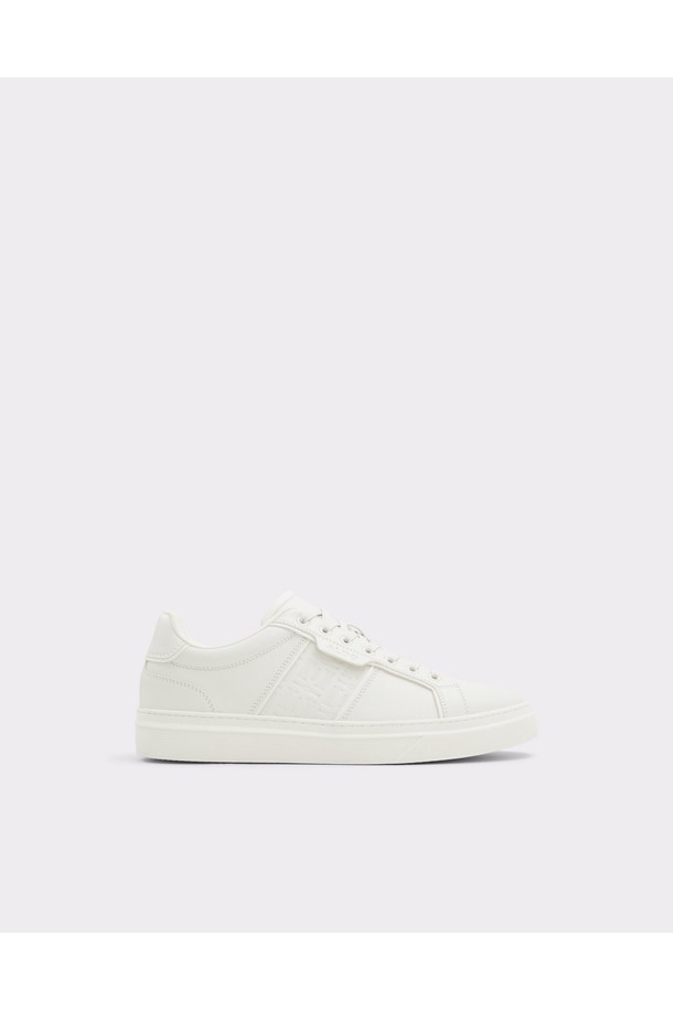 알도 코트라인 스니커즈 - 화이트/본 ADA2S478FZ121는 남성을 위한 캐주얼 스니커즈입니다. 화이트와 본 컬러 두 가지로 출시되었으며, 사계절 내내 착용하기 좋습니다. 라운드 앞코에 레이스업 스타일로 편안한 착용감을 제공하며, 로우탑 디자인으로 활동성을 높였습니다. 폴리우레탄과 고무 소재로 제작되어 내구성이 뛰어나며, Pillow Walk 폼과 푹신한 안창이 편안함을 더합니다. 무지 디자인에 대비되는 트림 디테일이 돋보이는 이 스니커즈는 출근룩과 산책룩에 모두 잘 어울립니다.
