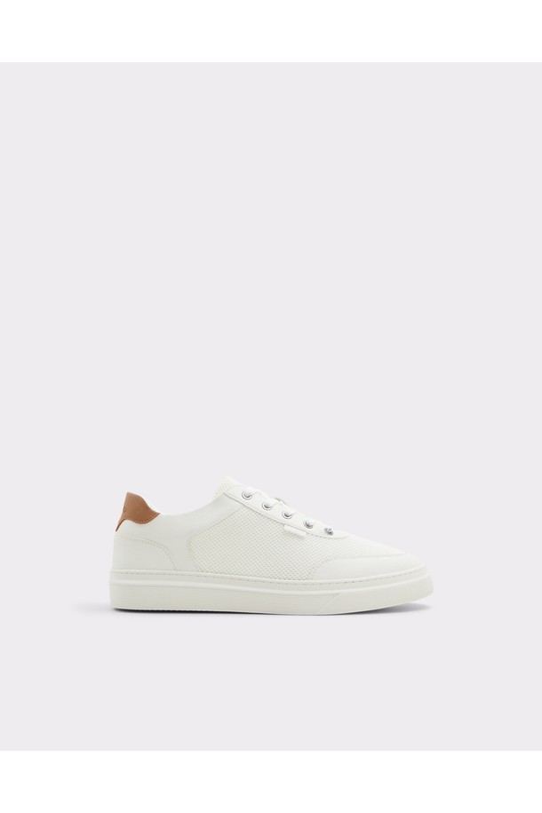 알도(ALDO) 맥엔로 스니커즈 - 화이트 ADA2S217FZ100은 남성용 운동화로, 캐주얼, 미니멀, 스포티한 스타일을 연출하기 좋습니다. 봄, 여름, 가을 계절에 착용하기 적합하며, 산책룩에 잘 어울립니다. 둥근 앞코 디자인에 화이트 컬러의 무지 패턴으로 깔끔함을 더했습니다. 폴리우레탄, 폴리에스터, 고무 소재를 사용하여 편안한 착용감을 제공하며, 쿠션감 있는 안창과 Pillow Walk 폼이 적용되어 활동성을 높였습니다. 레이스업 방식으로 발을 안정적으로 잡아주며, 로우탑 디자인으로 편안하게 신을 수 있습니다.
