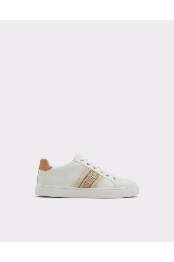 팔라찌 스니커즈 - 화이트/본 ADA1S397FZ121은 여성스러운 스타일을 돋보이게 해주는 여성 운동화입니다. 화이트와 본 컬러 배색이 산뜻하고, 라운드 앞코 디자인으로 편안한 착용감을 선사합니다. 폴리우레탄과 고무 소재를 사용하여 내구성을 높였으며, 레이스업 방식으로 발을 안정적으로 잡아줍니다. 특히, Pillow Walk 기술과 푹신한 안창으로 편안함을 더했으며, 컬러 블로킹 디테일과 스포티한 디자인이 돋보입니다. 캐주얼, 미니멀, 스포티 룩에 모두 잘 어울리며, 산책이나 여행 시 편안하게 착용하기 좋습니다.
