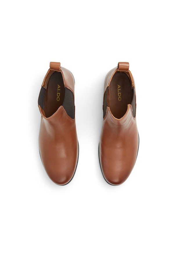 위코에니 앵클 부츠 - 코냑 ADB1B024FZ220는 가을, 겨울 시즌 일상생활과 출근룩에 잘 어울리는 여성용 앵클 부츠입니다. 라운드 토 디자인에 부드러운 가죽 소재로 제작되어 편안한 착용감을 선사합니다. 첼시 부츠 스타일의 사이드 고어 디테일은 시크하고 미니멀한 매력을 더하며, 로우힐 굽으로 안정적인 착화감을 제공합니다. 코냑 컬러의 무지 디자인은 다양한 스타일과 쉽게 매치할 수 있어 클래식한 매력을 선호하는 여성에게 추천합니다.
