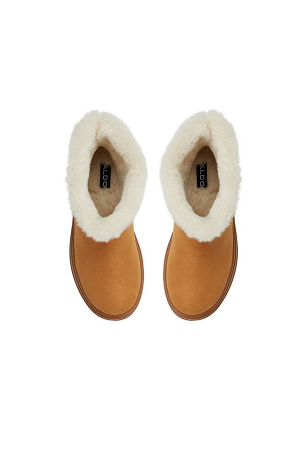 플러시 앵클 부츠 - 탄 ADB1B220FZ274는 여성용 앵클 부츠입니다. 부드러운 플러시 소재로 제작되어 가을과 겨울에 따뜻하게 착용할 수 있으며, 라운드 앞코와 플랫 굽 디자인으로 편안함을 더했습니다. 슬립온 스타일로 신고 벗기 편리하며, 무지 패턴의 탄색 컬러가 어떤 스타일에도 잘 어울립니다. 출근룩과 모임룩은 물론 클래식, 미니멀, 캐주얼 스타일까지 소화 가능한 활용도 높은 아이템입니다.
