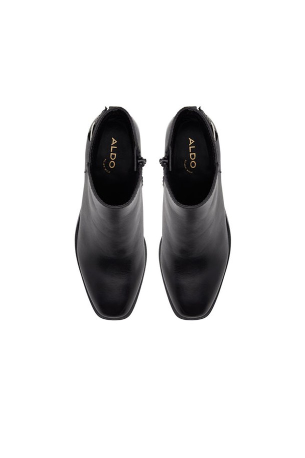 시라베스 필로우워크 앵클 부츠 - 블랙(ADB1B016FZ001)은 가을과 겨울에 어울리는 여성용 앵클 부츠입니다. 라운드 앞코에 블랙 컬러, 가죽 소재로 제작되어 세련된 느낌을 선사합니다. 로우힐 디자인과 버클 디테일은 클래식, 미니멀, 시크한 스타일을 연출하며, 출근룩, 오피스룩, 모임룩 등 다양한 TPO에 활용 가능합니다. 무지 패턴으로 심플하고 베이직한 디자인이 특징입니다. 편안한 착용감과 시크한 스타일을 동시에 만족시키는 아이템입니다.
