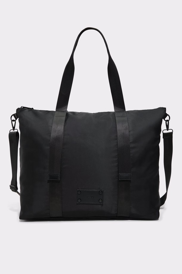 알바나렐(Albanarel) 토트 백 - 블랙/블랙 ADB2H166HZ008는 여성용 라지 사이즈 토트 백입니다. 미니멀하고 베이직한 스타일로, 일상 및 출근룩에 적합합니다. 블랙 컬러의 무지 디자인이며, 나일론 소재로 제작되어 시크한 느낌을 줍니다. 손잡이와 숄더 스트랩, 지퍼형 잠금 방식이 특징이며, 크로스백으로도 활용 가능합니다. 사각형 쉐입으로 클래식한 무드를 더했습니다.
