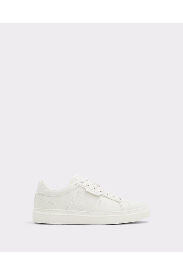 알도 코트라인 스니커즈 - 화이트/본 ADA2S478FZ121는 남성을 위한 캐주얼 스니커즈입니다. 화이트와 본 컬러 두 가지로 출시되었으며, 사계절 내내 착용하기 좋습니다. 라운드 앞코에 레이스업 스타일로 편안한 착용감을 제공하며, 로우탑 디자인으로 활동성을 높였습니다. 폴리우레탄과 고무 소재로 제작되어 내구성이 뛰어나며, Pillow Walk 폼과 푹신한 안창이 편안함을 더합니다. 무지 디자인에 대비되는 트림 디테일이 돋보이는 이 스니커즈는 출근룩과 산책룩에 모두 잘 어울립니다.
