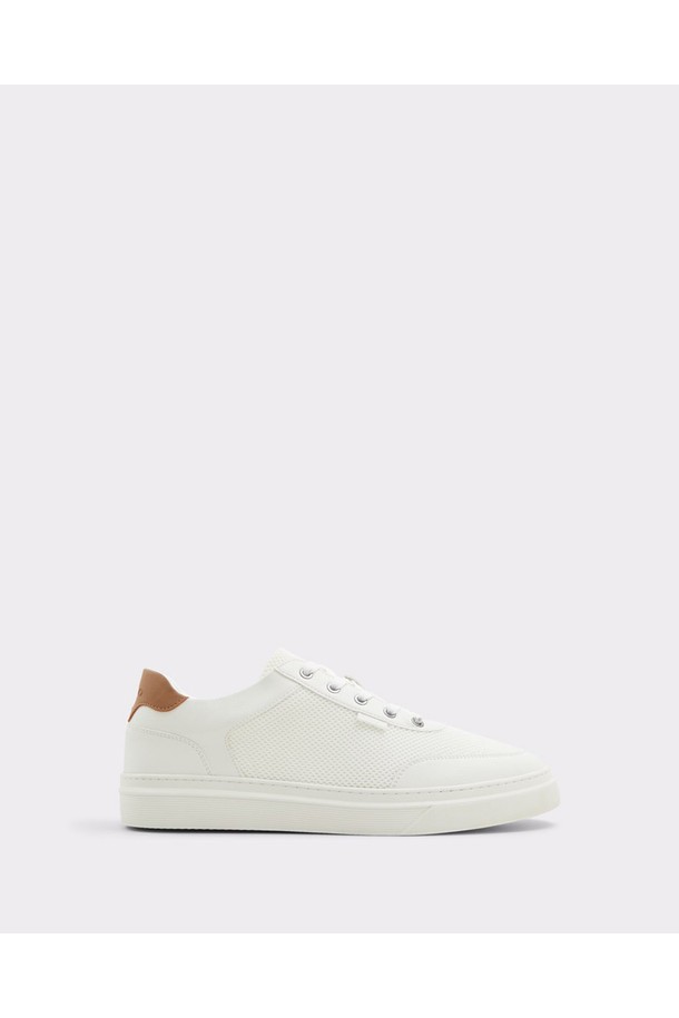 알도(ALDO) 맥엔로 스니커즈 - 화이트 ADA2S217FZ100은 남성용 운동화로, 캐주얼, 미니멀, 스포티한 스타일을 연출하기 좋습니다. 봄, 여름, 가을 계절에 착용하기 적합하며, 산책룩에 잘 어울립니다. 둥근 앞코 디자인에 화이트 컬러의 무지 패턴으로 깔끔함을 더했습니다. 폴리우레탄, 폴리에스터, 고무 소재를 사용하여 편안한 착용감을 제공하며, 쿠션감 있는 안창과 Pillow Walk 폼이 적용되어 활동성을 높였습니다. 레이스업 방식으로 발을 안정적으로 잡아주며, 로우탑 디자인으로 편안하게 신을 수 있습니다.
