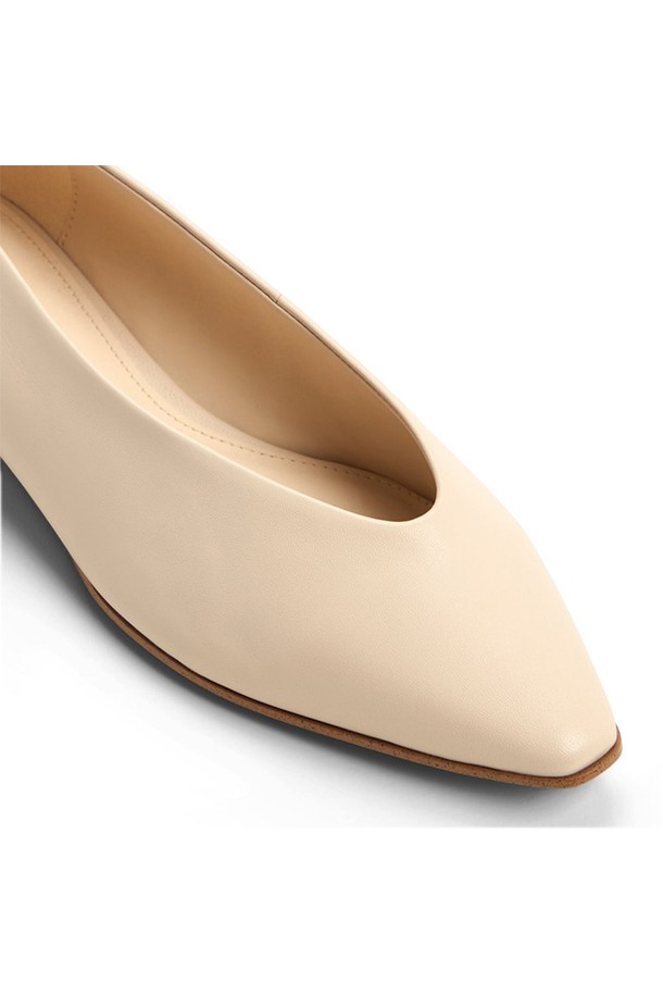 "졸리타 플랫 - 아더 베이지 ADB1S222FZ280"는 여성용 플랫슈즈로, 출근룩과 오피스룩에 어울리는 미니멀, 클래식, 캐주얼 스타일을 연출할 수 있습니다. 뾰족코 디자인에 베이지와 블랙 두 가지 색상으로 출시되었으며, 가죽과 고무 소재를 사용하여 제작되었습니다. 굽 높이는 2cm이며, Pillow Walk 기술을 적용하여 쿠셔닝, 충격 흡수, 발 전체 지지 및 미끄럼 방지 기능을 제공합니다. 봄, 여름, 가을 계절에 편안하게 착용할 수 있는 데일리 슈즈입니다.
