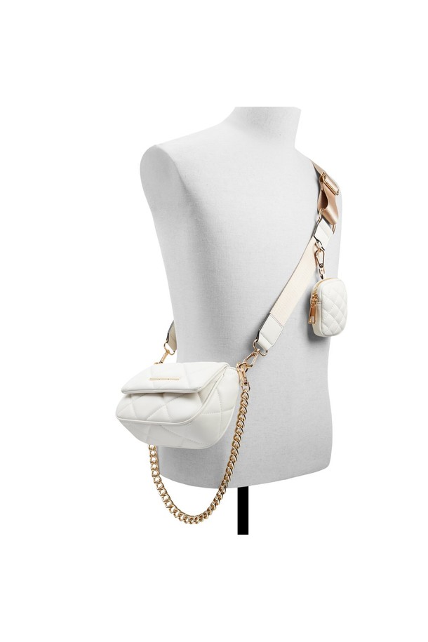 미니노리 크로스바디 백 - 화이트 ADB1H219HZ110은 여성스러운 스타일을 완성해 줄 미니 사이즈의 가방입니다. 부드러운 합성가죽 소재에 퀄팅 무늬가 더해져 고급스러운 분위기를 자아냅니다. 체인 디자인 장식과 골드 메탈 디테일이 세련된 포인트를 주며, 탈부착 가능한 스트랩으로 다양한 연출이 가능합니다. 데이트룩, 모임룩, 소개팅룩 등 여성스러운 스타일을 연출하고 싶은 날에 완벽하며, 사각 쉐입에 자석형 잠금 방식으로 편리하게 사용할 수 있습니다. 또한 동전 지갑이 포함되어 실용성까지 갖춘 아이템입니다.

