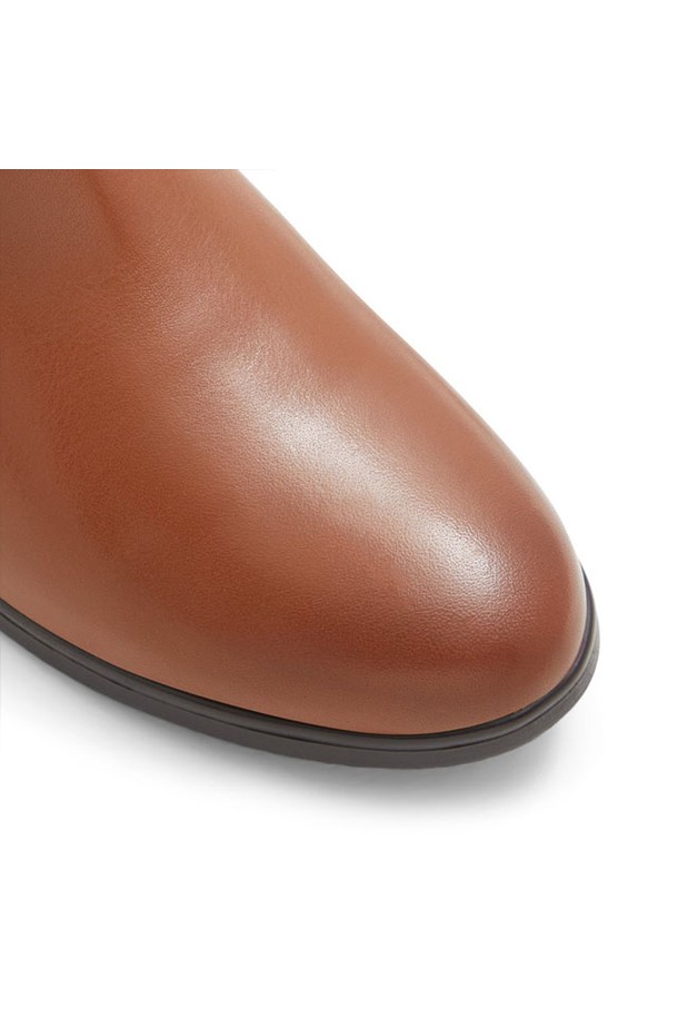 위코에니 앵클 부츠 - 코냑 ADB1B024FZ220는 가을, 겨울 시즌 일상생활과 출근룩에 잘 어울리는 여성용 앵클 부츠입니다. 라운드 토 디자인에 부드러운 가죽 소재로 제작되어 편안한 착용감을 선사합니다. 첼시 부츠 스타일의 사이드 고어 디테일은 시크하고 미니멀한 매력을 더하며, 로우힐 굽으로 안정적인 착화감을 제공합니다. 코냑 컬러의 무지 디자인은 다양한 스타일과 쉽게 매치할 수 있어 클래식한 매력을 선호하는 여성에게 추천합니다.
