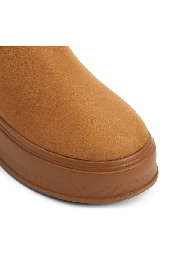 플러시 앵클 부츠 - 탄 ADB1B220FZ274는 여성용 앵클 부츠입니다. 부드러운 플러시 소재로 제작되어 가을과 겨울에 따뜻하게 착용할 수 있으며, 라운드 앞코와 플랫 굽 디자인으로 편안함을 더했습니다. 슬립온 스타일로 신고 벗기 편리하며, 무지 패턴의 탄색 컬러가 어떤 스타일에도 잘 어울립니다. 출근룩과 모임룩은 물론 클래식, 미니멀, 캐주얼 스타일까지 소화 가능한 활용도 높은 아이템입니다.
