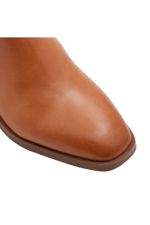 시라베스 필로우워크 앵클 부츠 - 미디엄 브라운 ADB1B016FZ210은 가을, 겨울 시즌에 어울리는 여성용 앵클 부츠입니다. 부드러운 가죽 소재로 제작되었으며, 라운드 토우와 로우 힐 디자인으로 편안한 착용감을 제공합니다. 미디엄 브라운 컬러는 다양한 스타일에 매치하기 용이하며, 심플한 디자인과 버클 장식이 포인트입니다. 출근룩, 모임룩, 데이트룩 등 폭넓은 TPO에 활용 가능하며, 클래식, 미니멀, 시크 스타일을 즐겨 입는 고객에게 추천합니다. 버클 여밈으로 안정적인 핏을 선사합니다.
